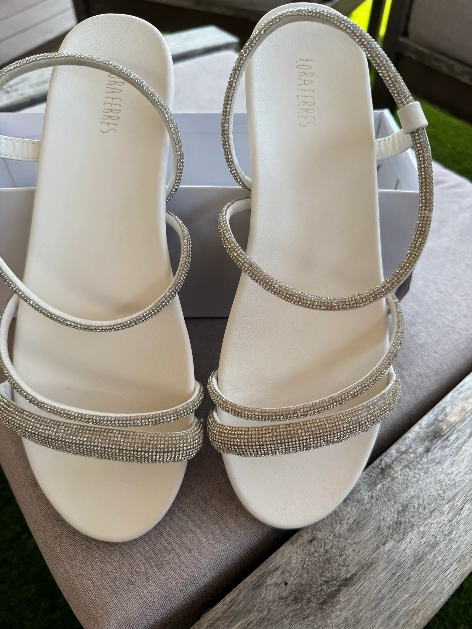 Sandalias planas blancas con tiras de pedrería Lora Ferres